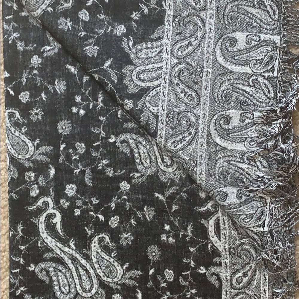 🎁3 for $20🎁 🧣Pashmina 🧣 
Black and Grey